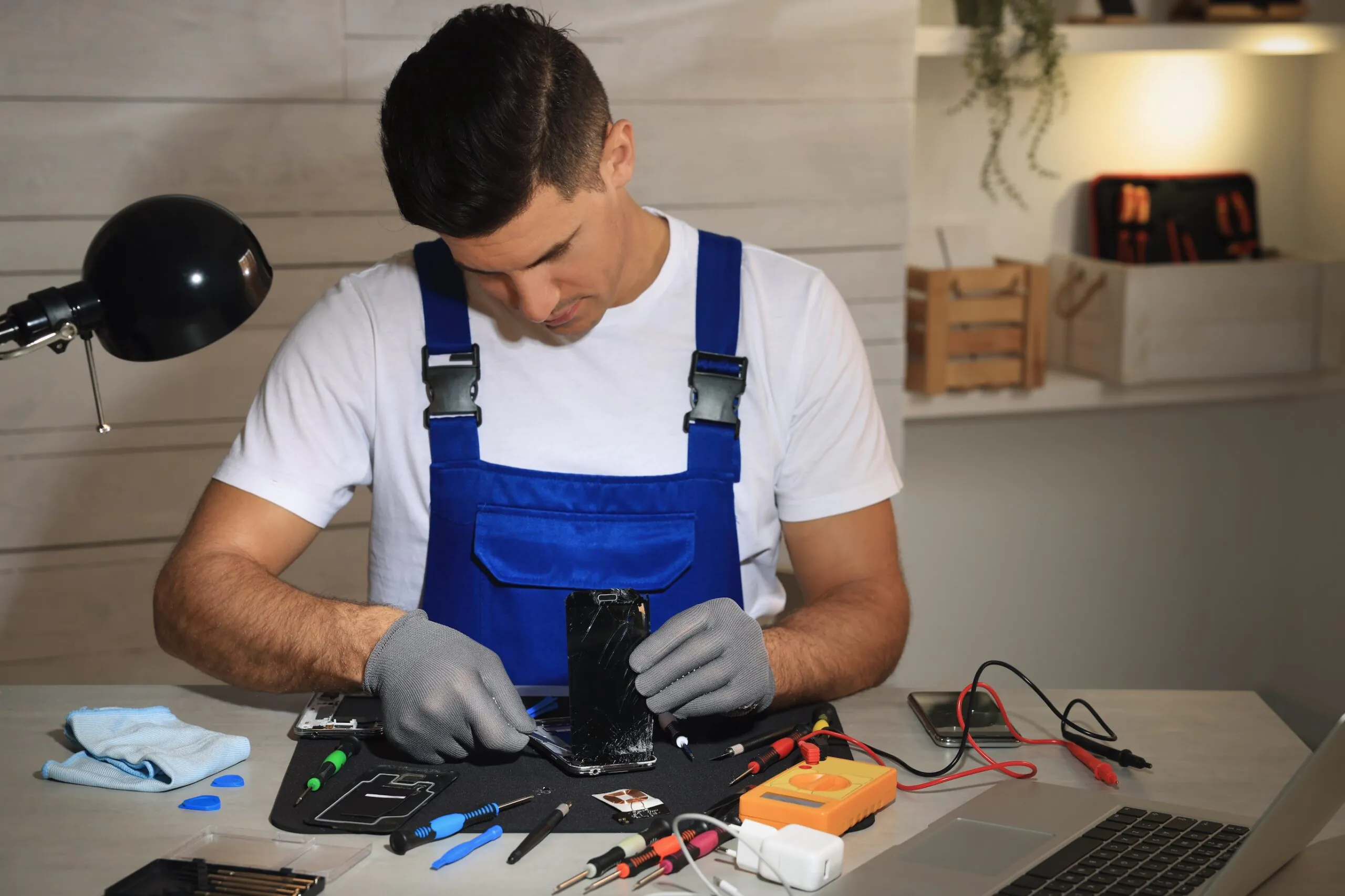 Technician repairing a Samsung smartphone at a mobile phone repair shop in Barcelona